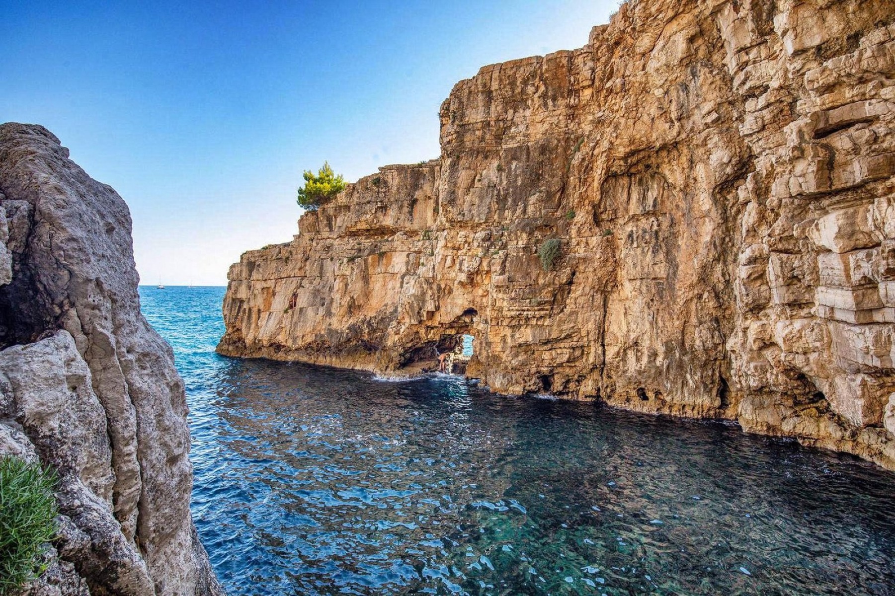 From Fazana: Sea caves, hidden island, cliffs and more…